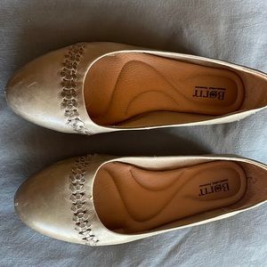 Born Madeline flat in taupe-y grey comfortable and made from quality materials